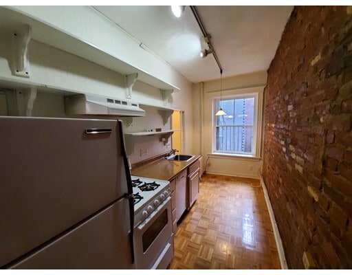 Building Photo - 27 Temple St