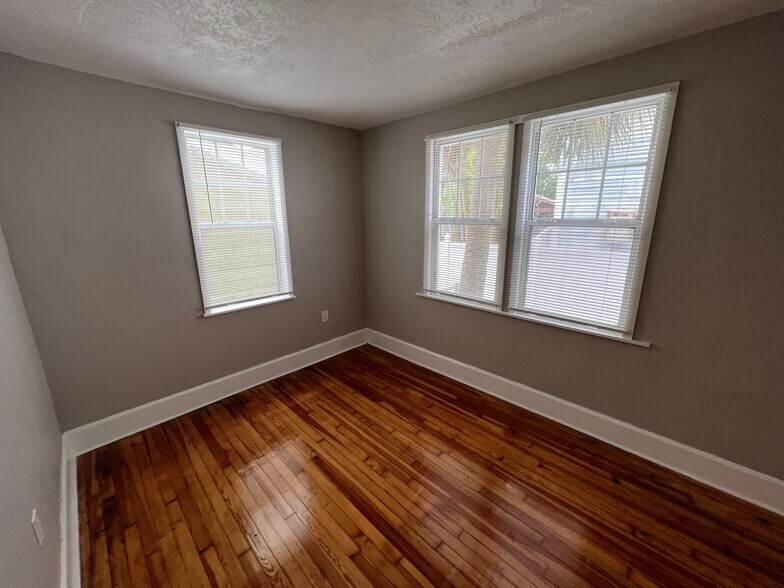 Building Photo - 1 Bed/1 Bath - Unit 5