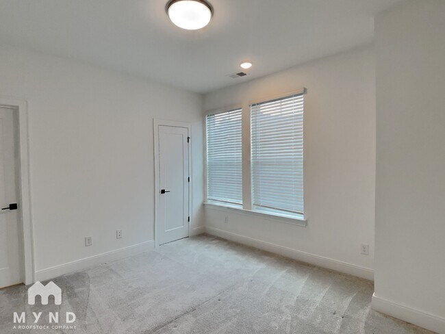 Building Photo - 828 S Columbia Dr