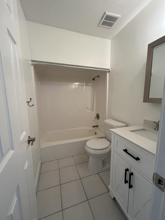 Building Photo - 108 Southlake Ct