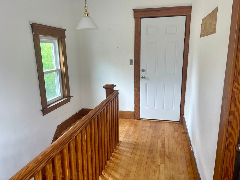 Building Photo - 348 Rollstone St