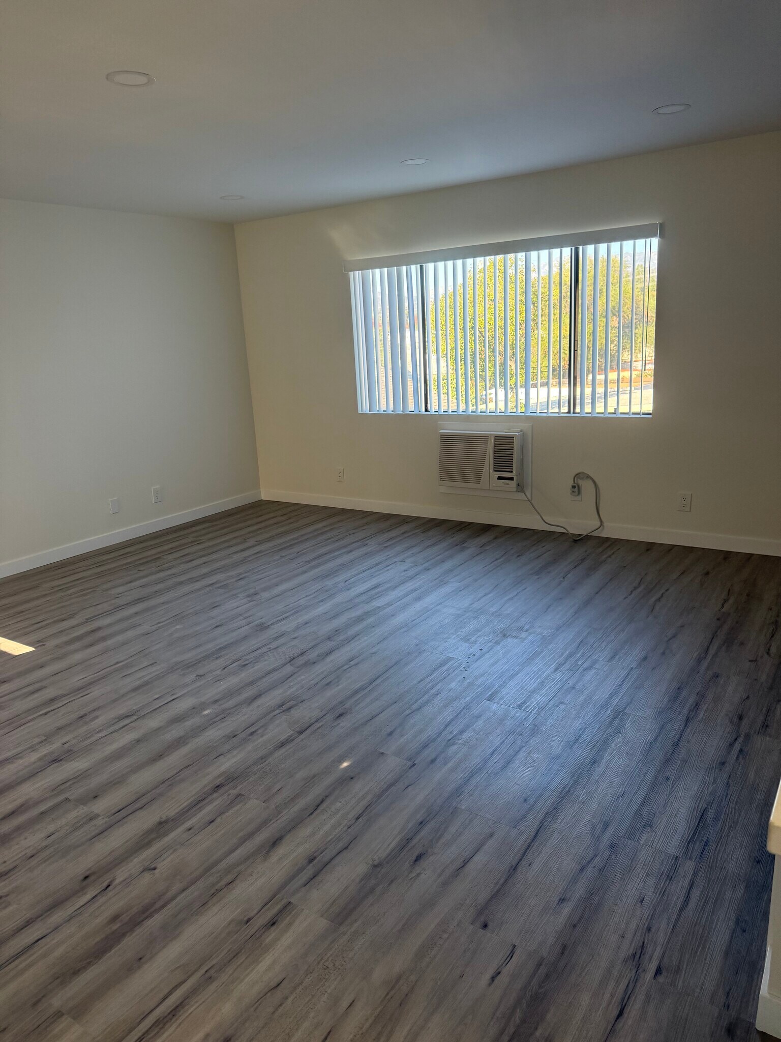 Building Photo - 1357 Armadale Ave