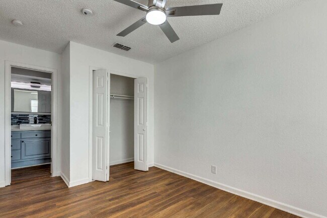 Building Photo - Beautiful two bed/1.5 bath in the heart of Alamo Heights