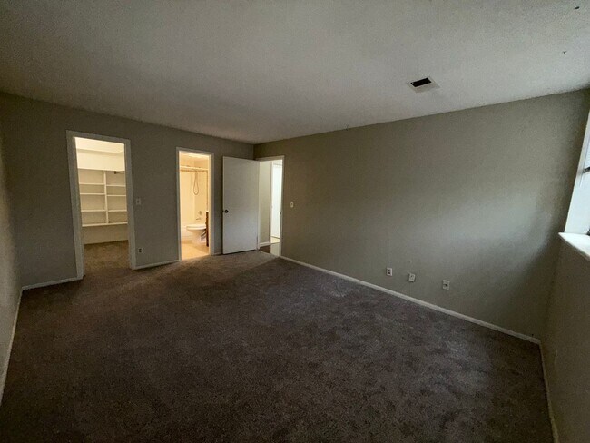 Building Photo - Spinnaker Run Condo