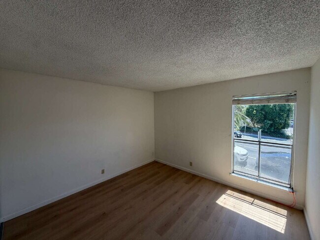 Building Photo - "Charming 2-Bed Oasis with Granite Countertops in Concord's Heart!"