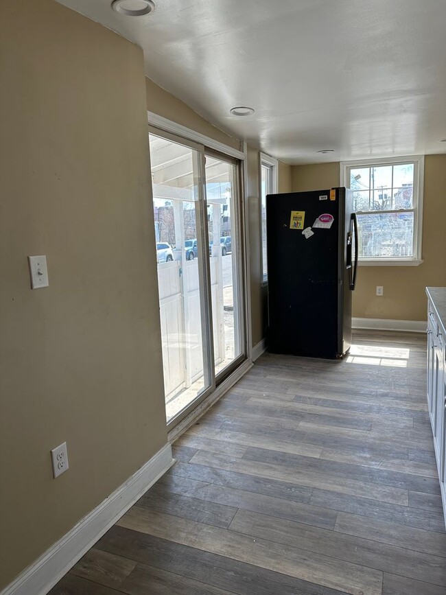 Building Photo - 3 Bedroom House