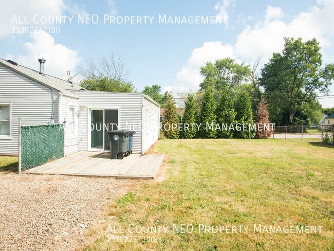 Building Photo - 835 Staeger St