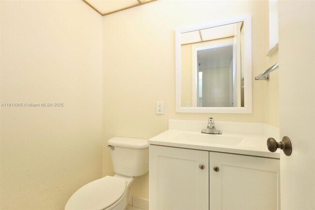 Building Photo - 6870 Royal Palm Blvd