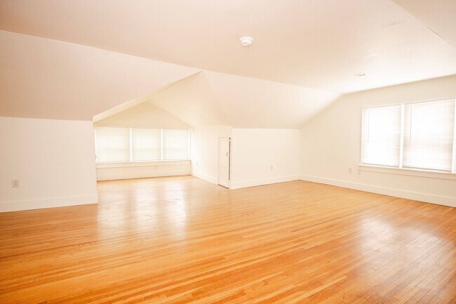 Building Photo - 1554 Oak St