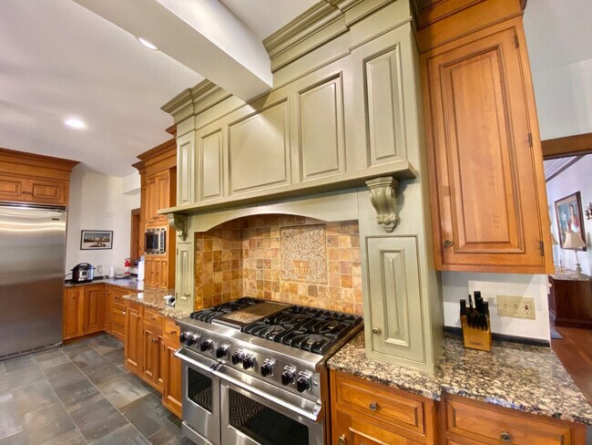 Building Photo - 3085 Fairmount Blvd