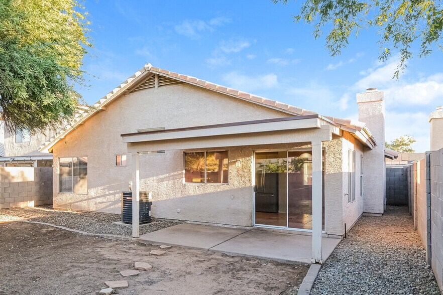 Building Photo - 8667 W Palm Ln