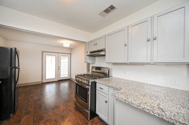 Building Photo - 314 W Hart Ave