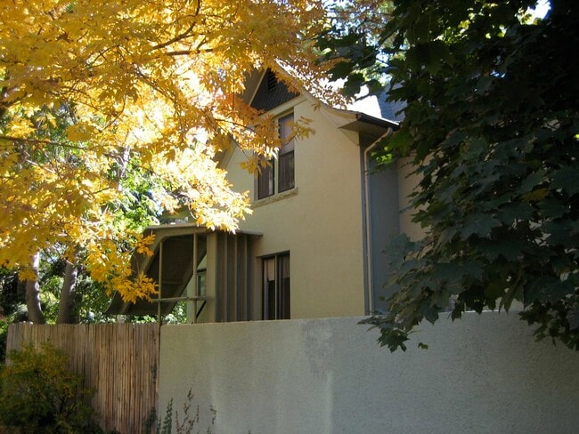 Building Photo - 1206 E Cedar Ave