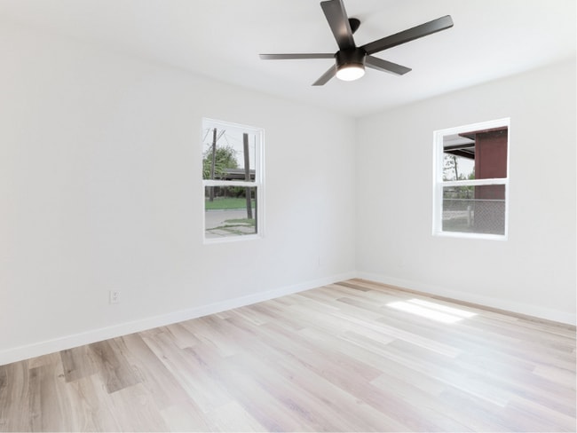 Building Photo - 126 E Scotland Dr