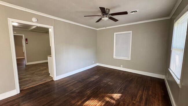 Building Photo - 1330 Victor Dr