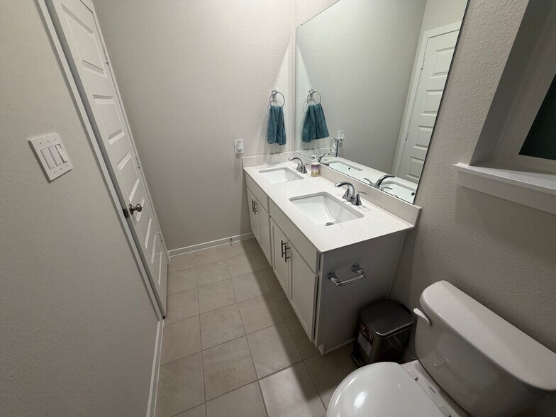 Building Photo - 4206 Laurel Oak Cir