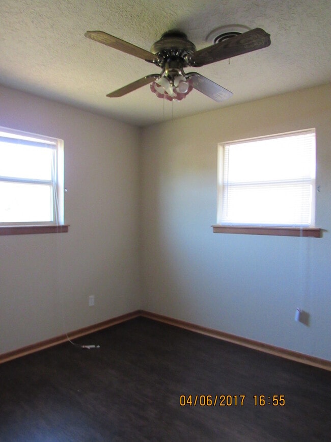 Building Photo - Pet Friendly Home!