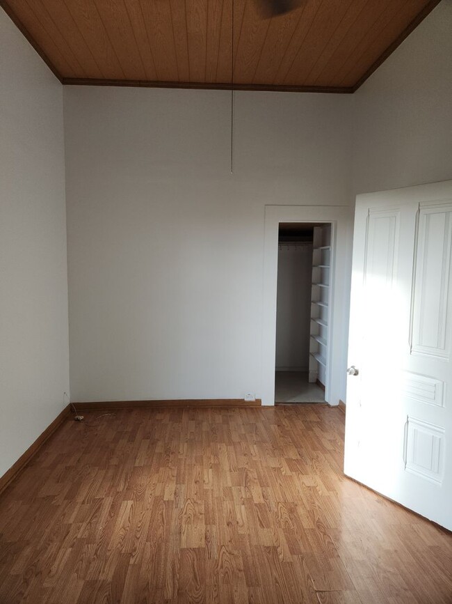 Building Photo - Unique 1 bedroom, 3 bonus rooms, 1.5 bathr...