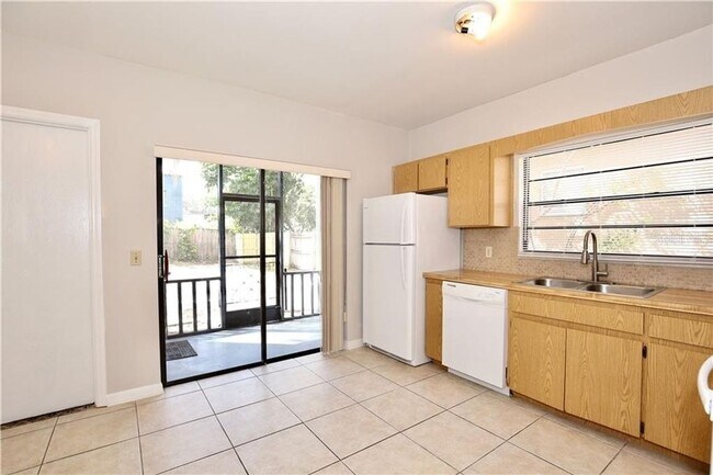 Building Photo - Just Listed!   Updated 2 Bedroom Townhome located in Downtown Orlando
