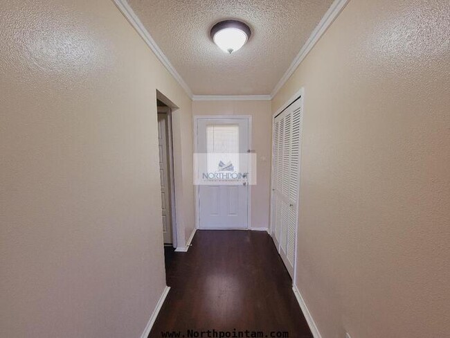 Building Photo - Charming 3 bedroom home ready for immediat...
