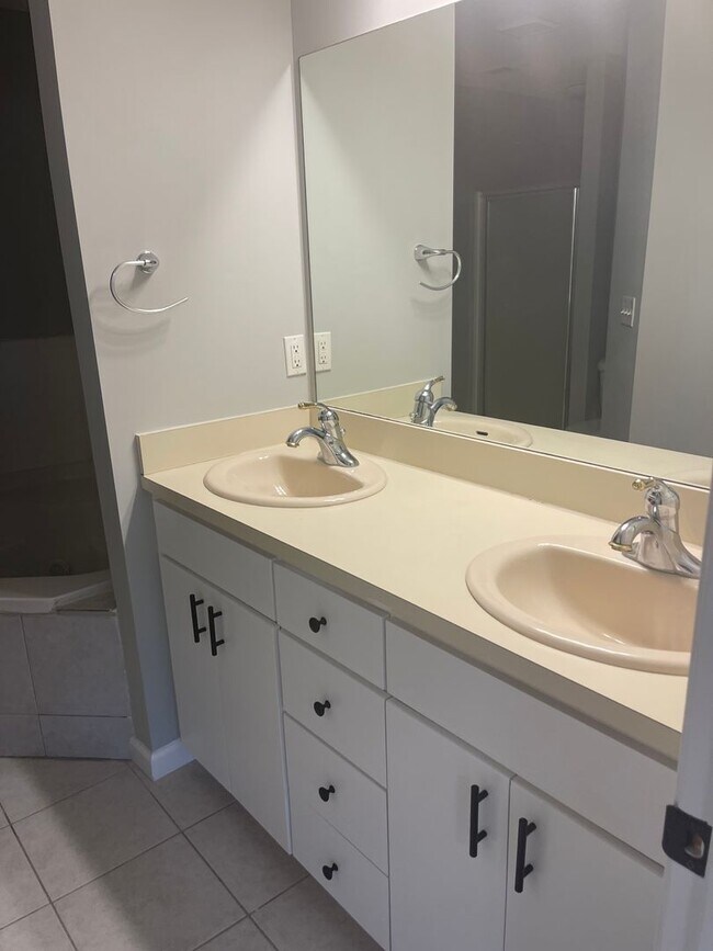 Building Photo - 267 Windridge Dr