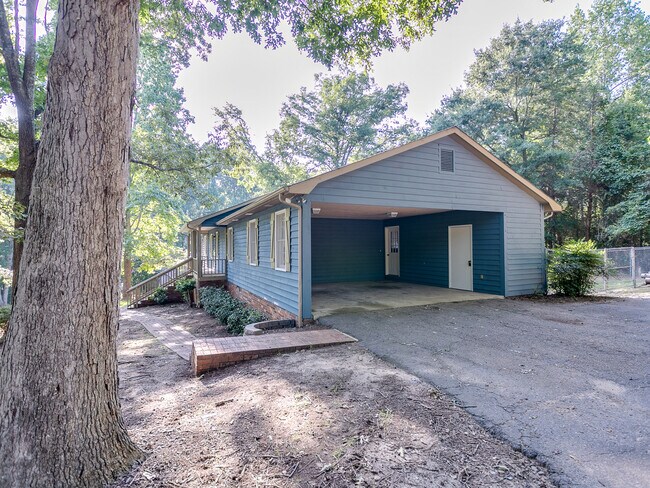 Building Photo - Spacious 3-Bed Home in District 6! Private...