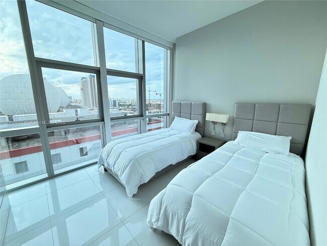 Building Photo - 851 NE 1st Ave