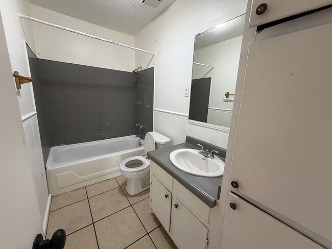 Building Photo - 2950 Hillcrest Dr