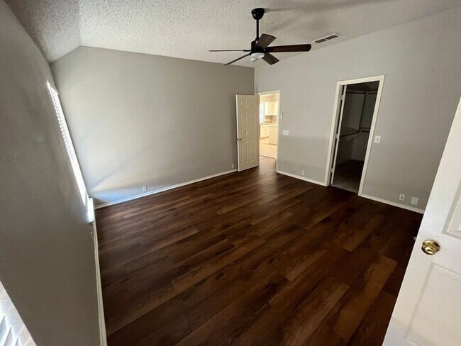 Building Photo - Bright & Inviting Home with Walk-In Closet...