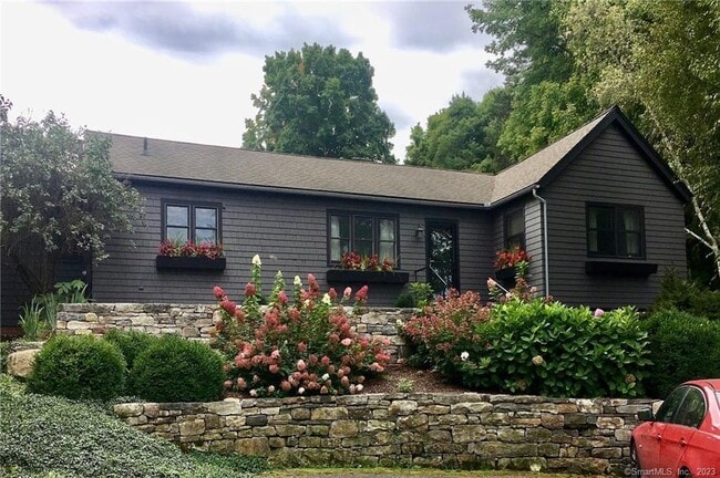 Building Photo - 11 Rolling Hills Dr