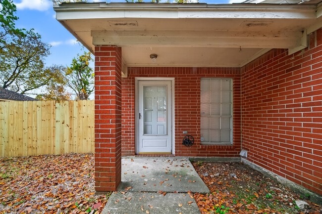 Building Photo - 16022 Old River Rd