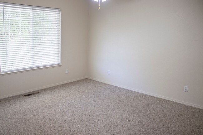 Building Photo - 3 Bed, 2 Bath, Huge Fenced Back Yard, 2-Car Garage in Wingfield Springs