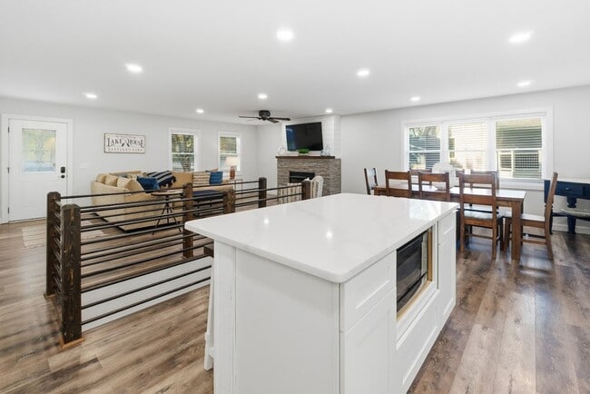 Building Photo - Furnished Home on KY Lake