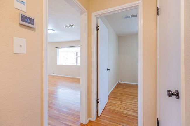 Building Photo - Bright & Inviting 3 Bed 1 Bath Home - Featuring Large Backyard!