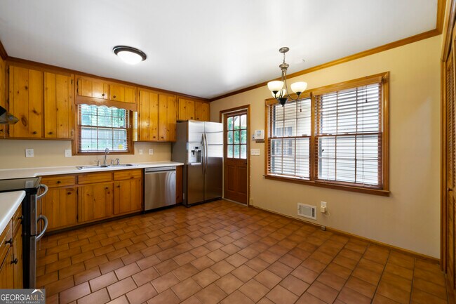 Building Photo - 104 Lake Somerset Dr NW