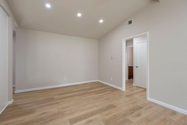 Building Photo - 1204 Spearson Ln