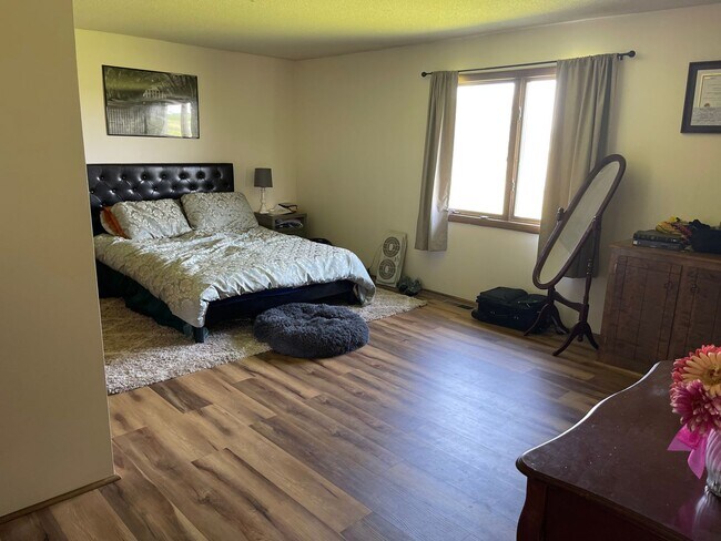 Building Photo - Spacious, four-bedroom, two-bathroom, coun...