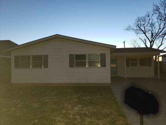Street view of home. - 703 NW 7th St
