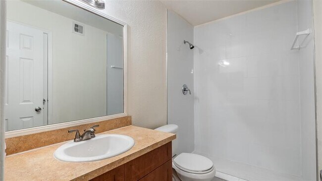 Building Photo - 875 Riverside Dr
