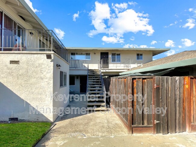 Building Photo - 878 Castlewood Dr