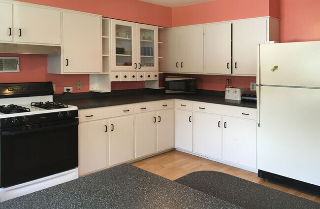 Large, Equipped Kitchen - 275 S River St