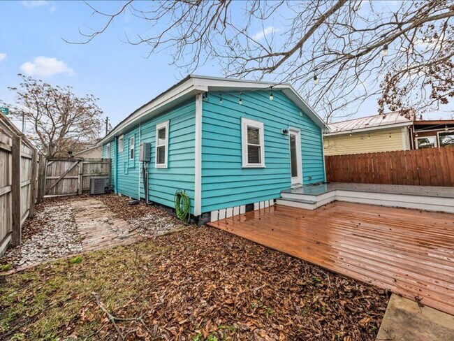 Building Photo - 2 Bedroom, 2 Bath Home with ADU Downtown Charleston!