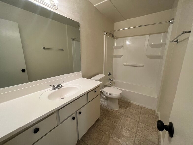 Building Photo - 557 Laine St