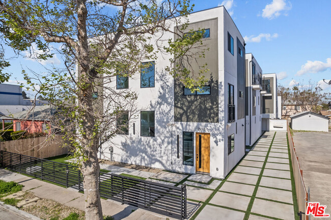 Building Photo - 2923 Burnside Ave