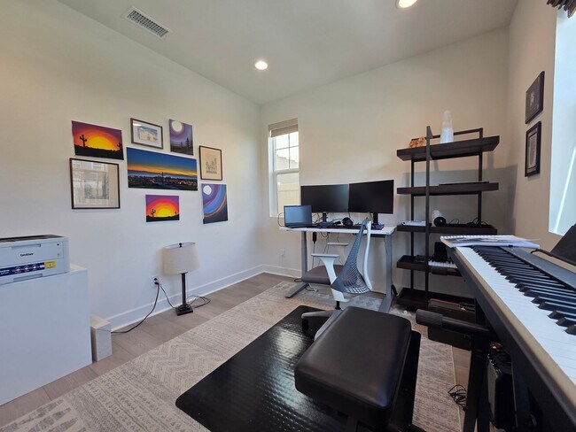 Building Photo - 10833 Bridgeport Rd