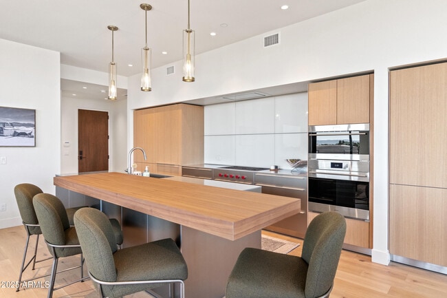 Building Photo - 5000 N Camelback Rdg Dr