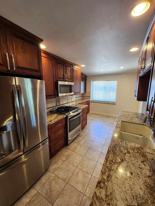 Building Photo - 3 Bed House in Clairemont with Canyon Views