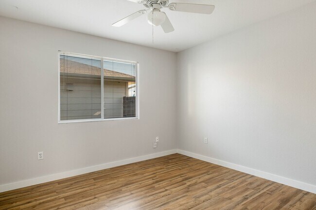 Building Photo - Updated 4/BR 2/BA Home Minutes from Downtown!