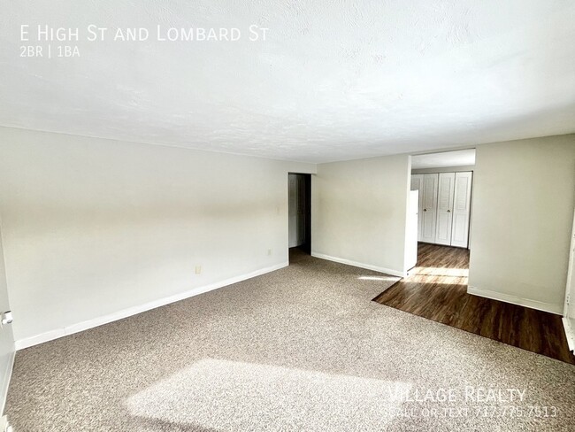 Building Photo - Huge 2-Bed apartment with washer/dryer hoo...