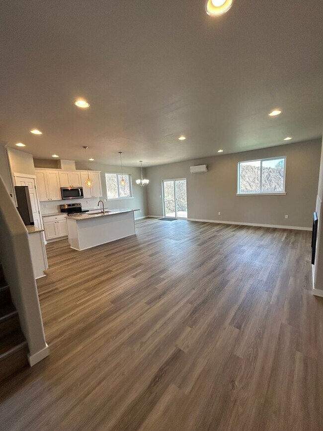 Building Photo - Beautifully Furnished Brand New 5 Bedroom ...